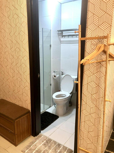 Bathroom 3, Cozy Staycation Unit at Pioneer Woodlands MRT Boni, Manila City