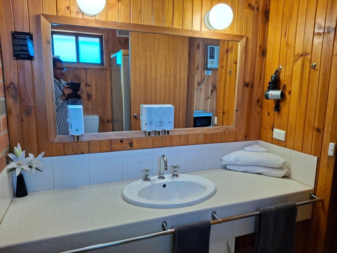 Bathroom 5, Country Road Motel St Arnaud, N. Grampians - St Arnaud
