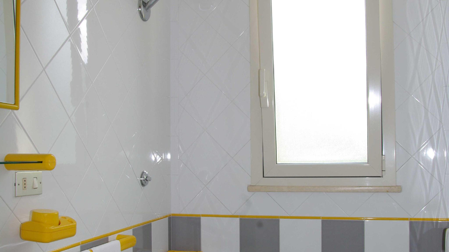 Bathroom 3, Stunning apartment for 3 people in residence, Palermo