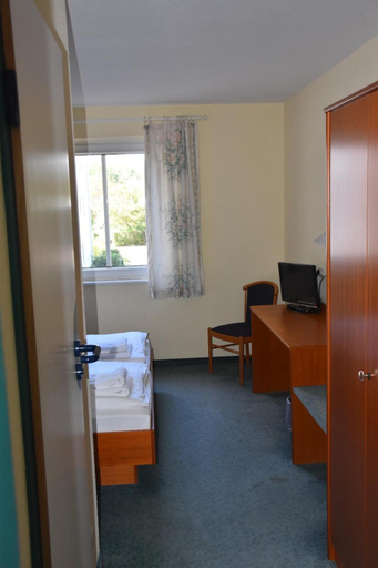 Others 5, Arc Hotel, Saalekreis