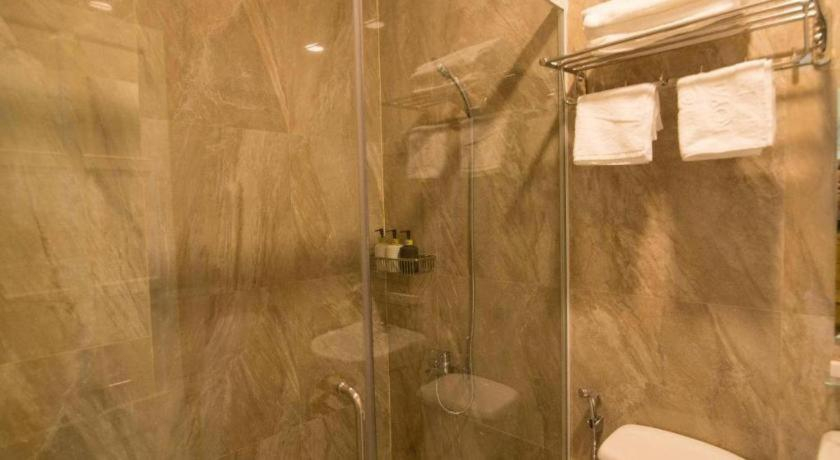 Bathroom 5, Royal Hotel, Tuy Hoa