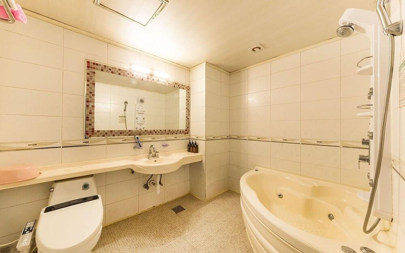 Bathroom, Clio Motel, Gimpo
