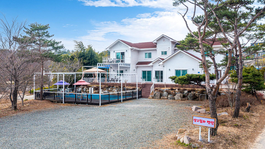 Exterior & Views 1, kyeongju changdelier pension, Gyeongju