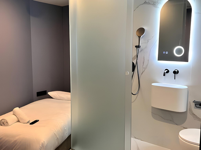 Bedroom 2, The Hyve Budget Hotel Rotterdam, Rotterdam