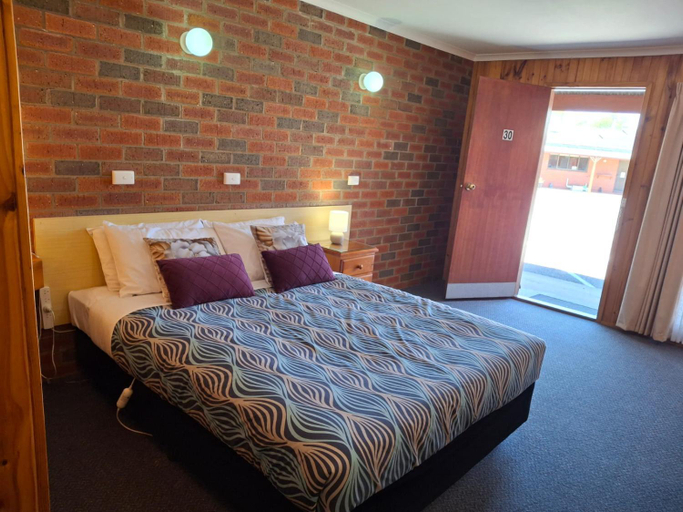 Bedroom 2, Country Road Motel St Arnaud, N. Grampians - St Arnaud