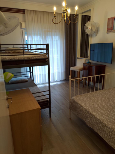 4, Seafront Apartment - Sleeps 13 - Parking - Balcony, Central Macedonia