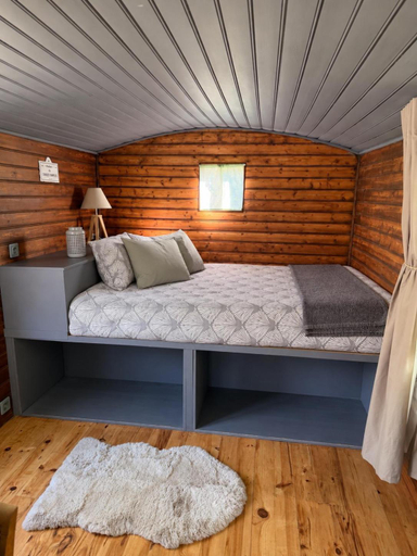 Bedroom, La roulotte de Bussy, Yonne