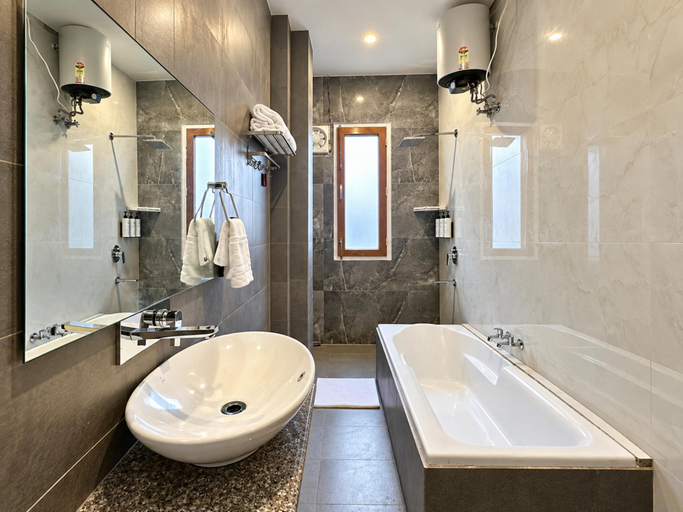 Bathroom 3, Navya Stays - Stay Above the Lake, Nainital