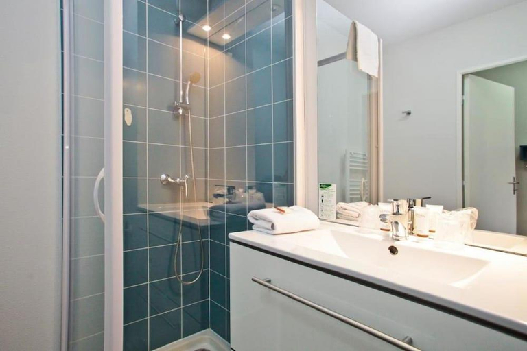 Bathroom 3, Apparthotel Odalys Tours, Indre-et-Loire