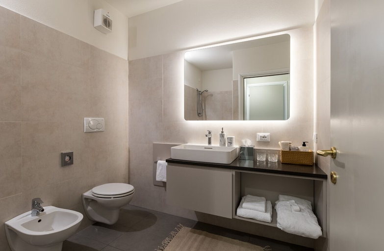 Bathroom, June Stay Lake Garda, Verona