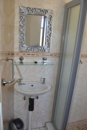 Bathroom, Ebuhleni Guest Lodge, Bulawayo
