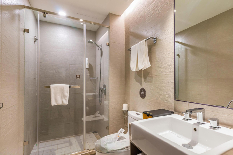 Bathroom 3, Home Inn Plus Beijing Chaoyangmen Metro Station, Beijing