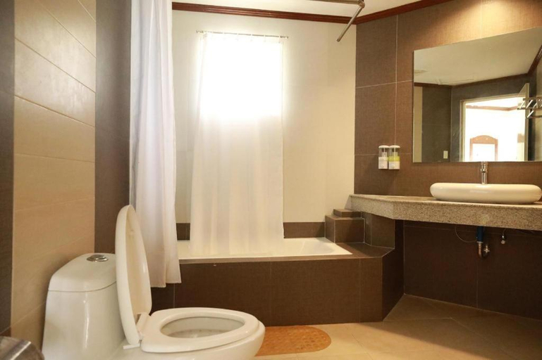 Bathroom 5, Bohol Plaza Resort and Restaurant, Dauis