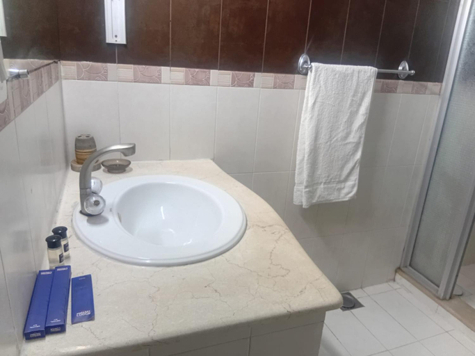Bathroom 3, Embassy Lodge, Islamabad