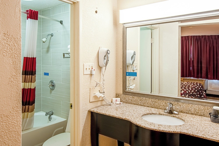 Bathroom 4, Red Roof Inn Battle Creek, Calhoun