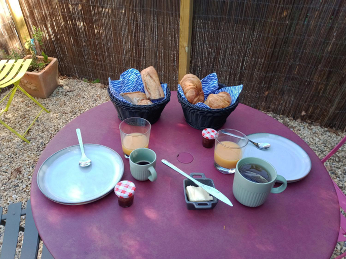 Food & Drinks 4, Roulotte Authentique aux Portes du Beaujolais climatisee avec terrasse Privative & Borne de Recharge, Ain