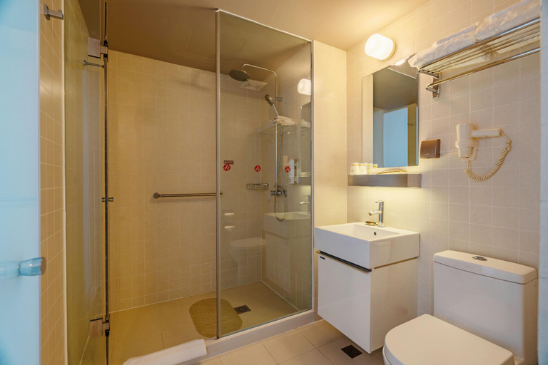 Bathroom 3, Jinjiang Inn Select Qingdao Huangdao Boli Dongjiakou Hotel, Qingdao