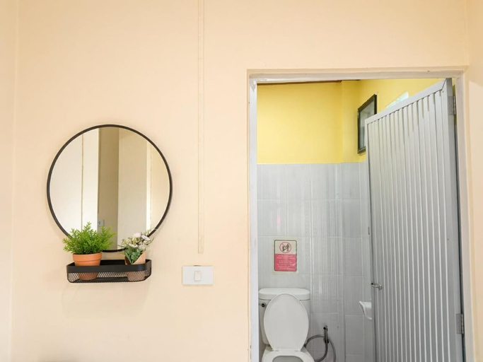 Bathroom, Sunanta Bungalow, Ko Lanta