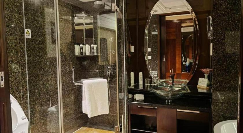 Bathroom 4, New Century Hangzhou Grand Hotel, Hangzhou