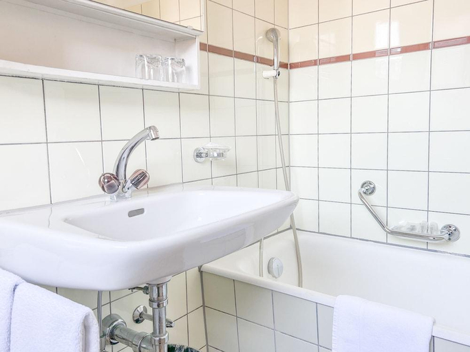 Bathroom 3, Hotel Rothaus Luzern & Peruvian Culinary Art, Luzern
