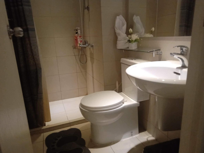 Bathroom, AZURE b1 + Wavepool+Balcony Wifi near MALL AIRPORT, Parañaque