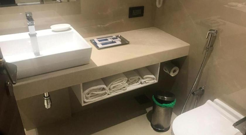 Bathroom 4, The International by Tunga, Mumbai Suburban