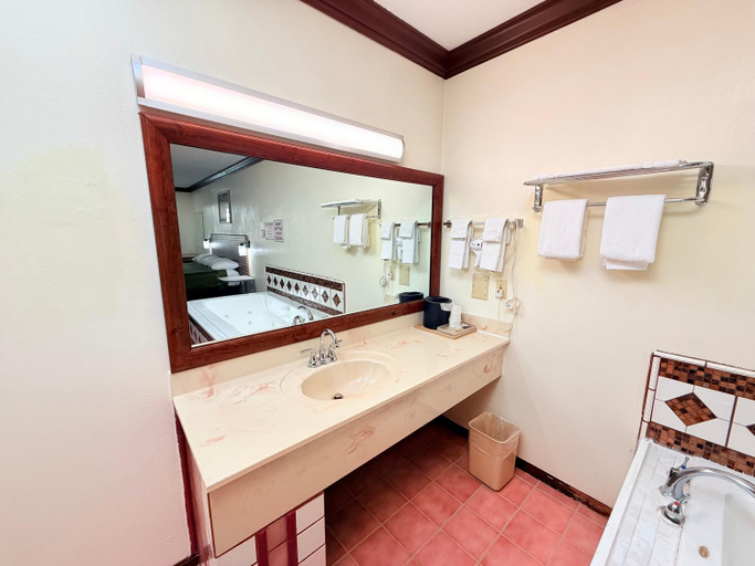 Bathroom 4, Economy Inn - Akron, Summit