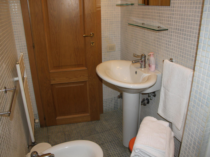 Bathroom 4, Farmhouse in Vinci near Leonardos Birthplace, Florence