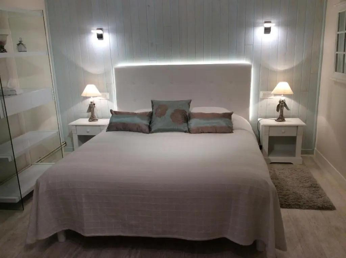 Bedroom, Suite EUGENIE piscine MAISON BLANCHE TULLE, Corrèze