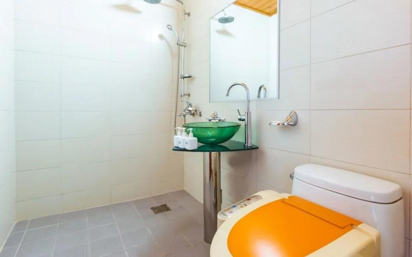 Bathroom 3, anmyeondo gold hue pension, Taean