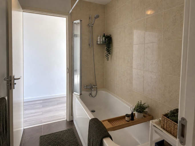 Bathroom, Dartford House for Large Groups Near Bluewater, Kent