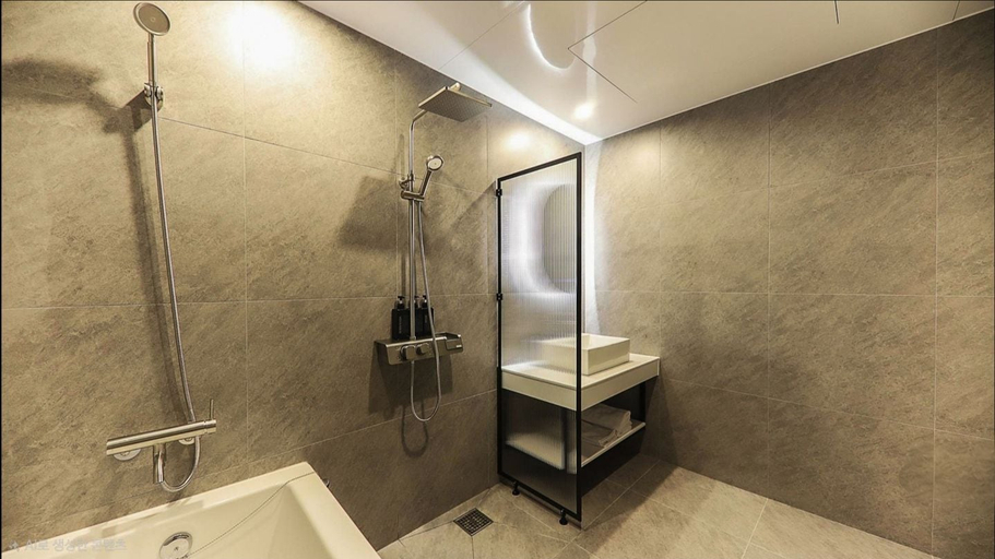 Bathroom 4, Hotel RIL, Gwangsan
