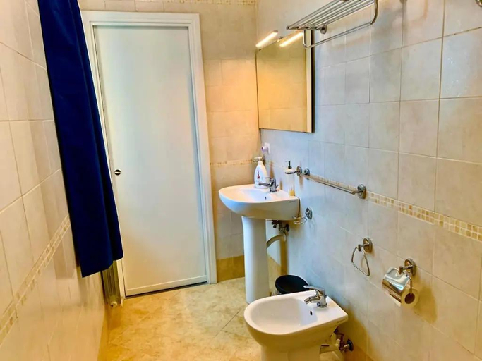 Bathroom 3, Artis Mare, Napoli