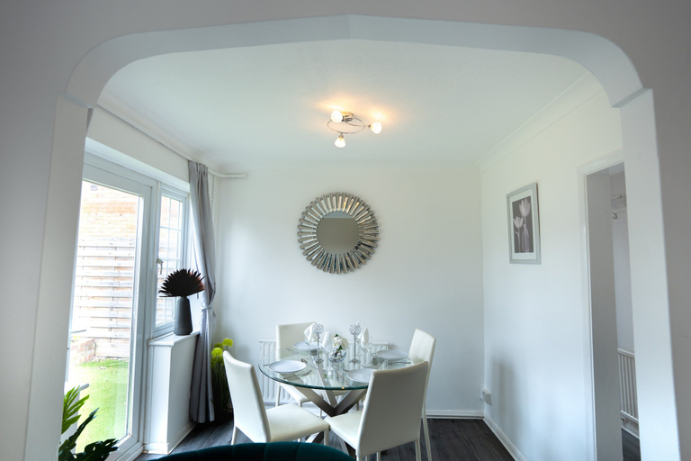 Dining 5, 3-Bed Hse in Central Windsor w/Garden, Slough