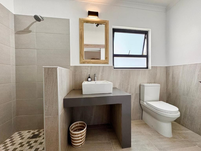 Bathroom 2, House Sworyx, Walvisbay Urban