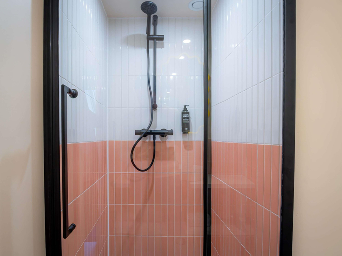 Bathroom 4, ibis Styles Nantes Centre Place Graslin, Loire-Atlantique