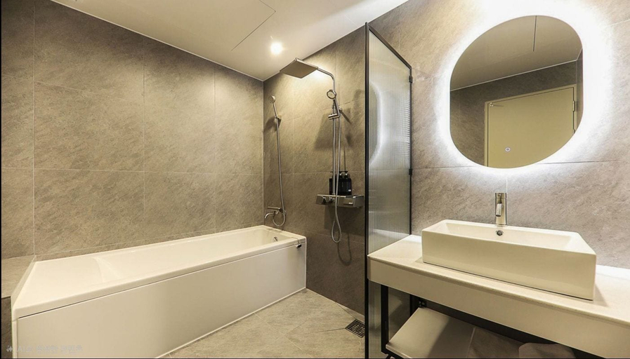Bathroom 5, Hotel RIL, Gwangsan