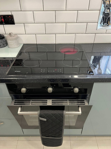 Private kitchen 3, Florence House Sleeps 13 - Free Parking & Garden, Sandwell