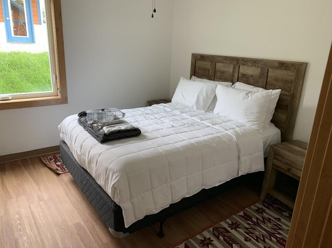 Bedroom 3, Big Arm Resort, Lake