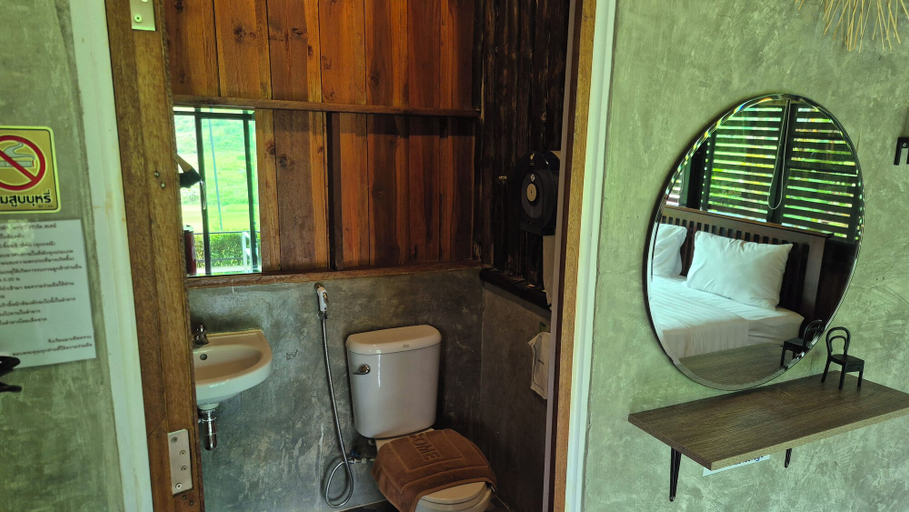 Bathroom 5, Saiwaree Farmstay, Bo Klue