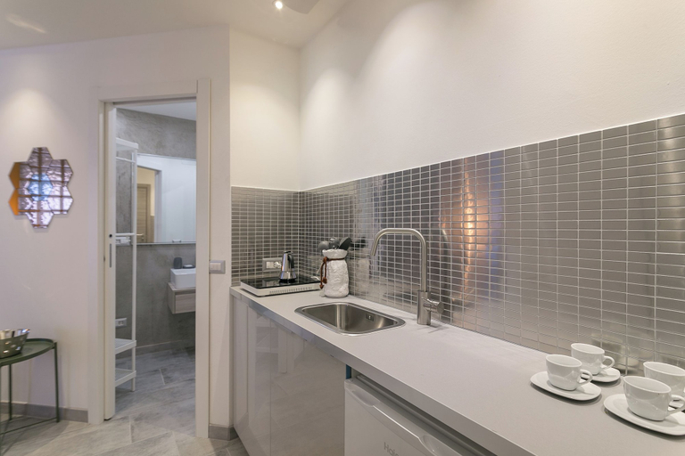 Private kitchen 3, 2 Flats Combined - near Central Station, Milano