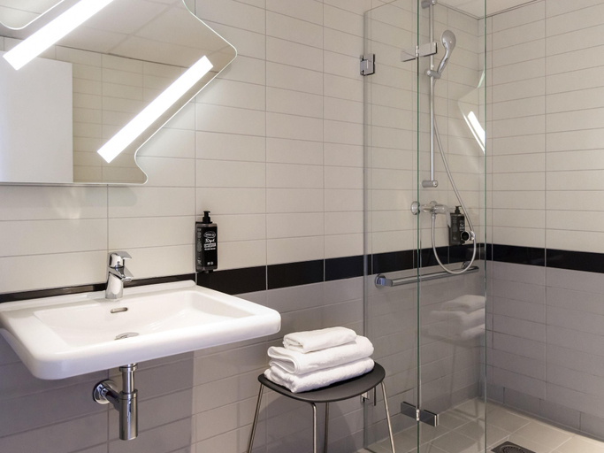 Bathroom 5, ibis Budget La Rochelle Centre Gare, Charente-Maritime