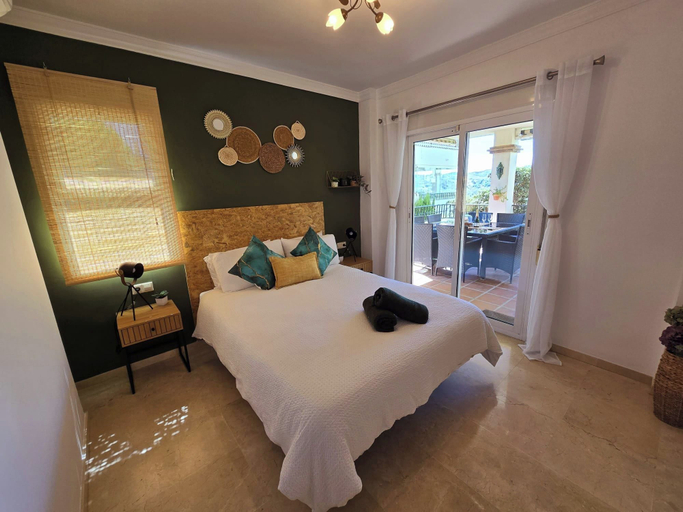 Room 5, 3 Bed Apartment - Sleeps 6 - Pool - Parking - Golf, Málaga