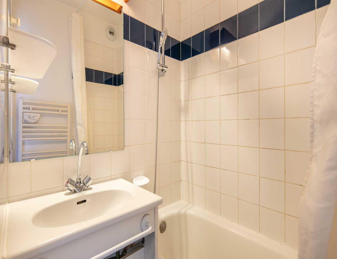 Bathroom, Alpine 1-bed Apartment in Tignes, Savoie