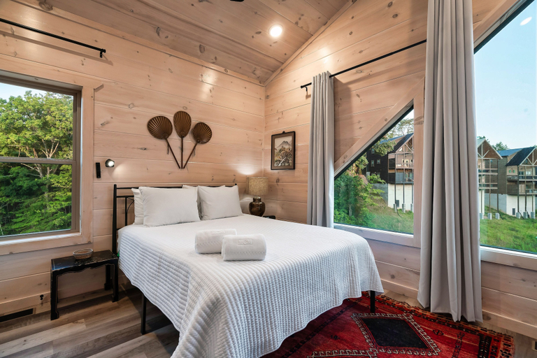 Room 4, Smokiedoki Lodge 3 Bedroom Cabin, Sevier