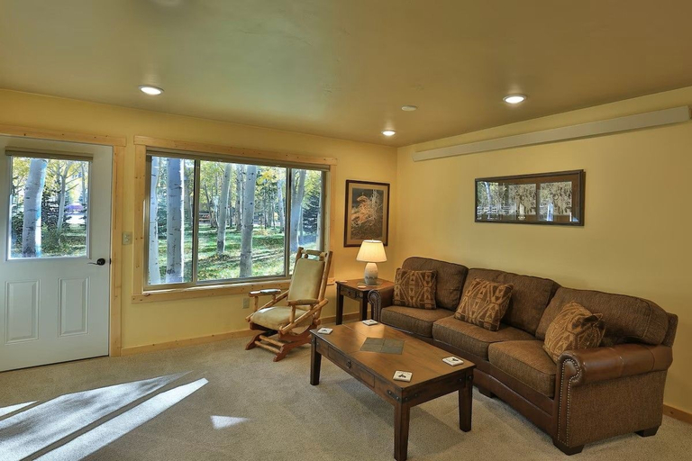 Living area 3, The Aspen Cabin, Gallatin