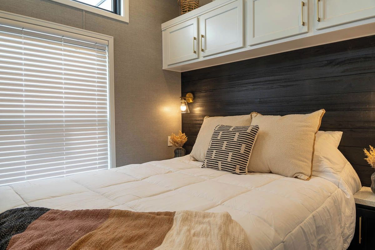 Room 2, Frieden Saugatuck, Allegan