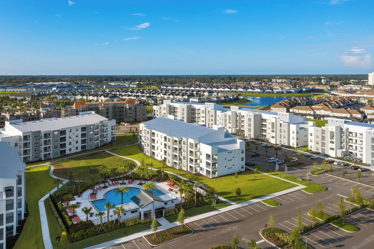 Interior 2, Stylish Dining, Modern Kitchen & Minion Room Near Disney Magic, Osceola
