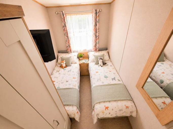 Room 5, Cala Gran 3-bed Caravan, Sleeps 8 w/ Wrap Decking, Lancashire