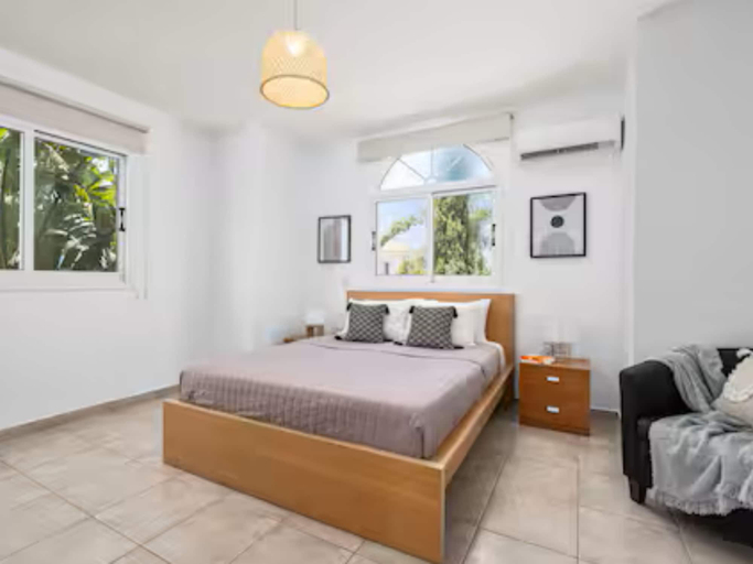 Room 4, Tropical Beachfront Home